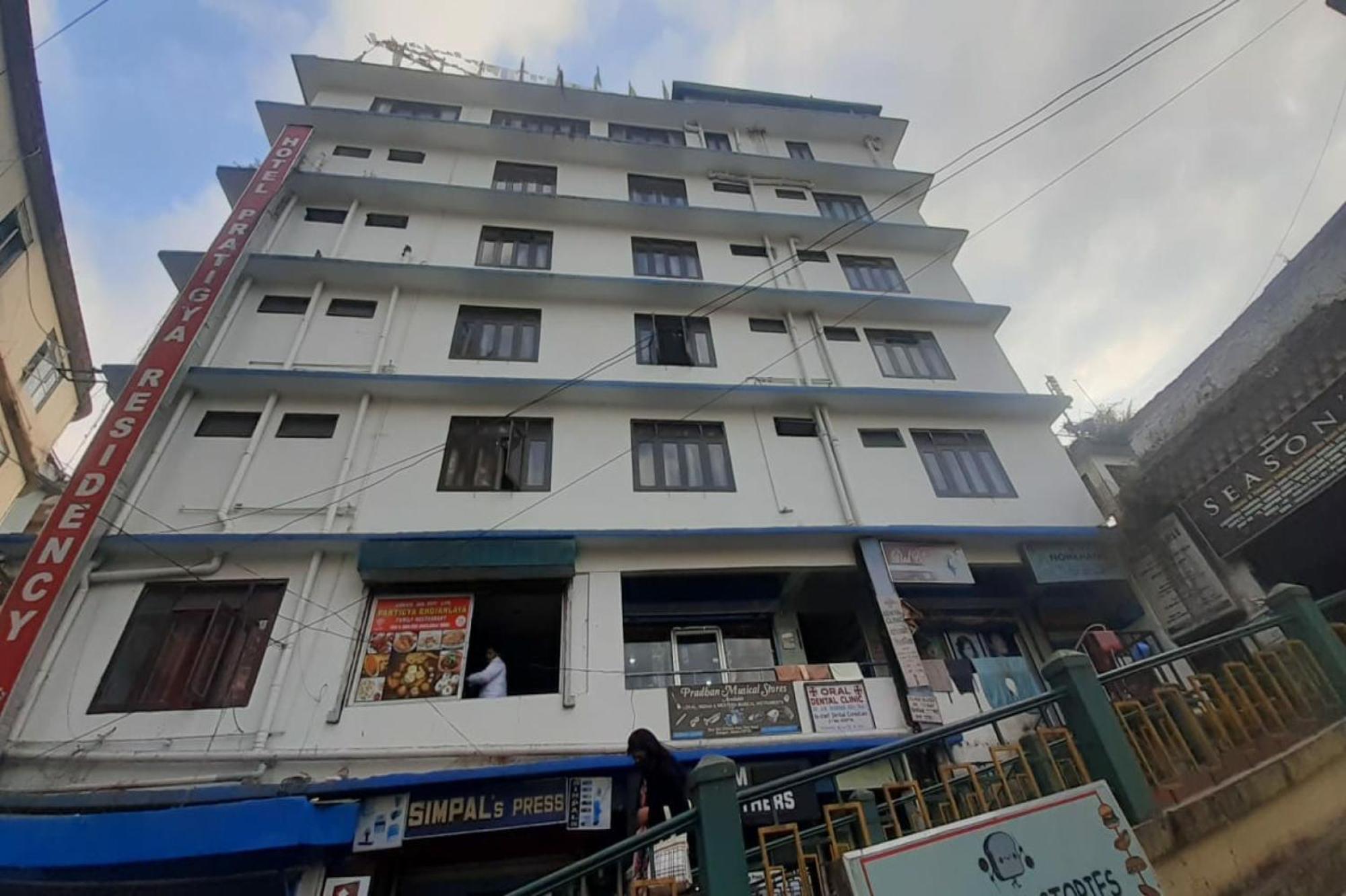 Capital O 8272 Hotel Pratigya Residency ガントク エクステリア 写真
