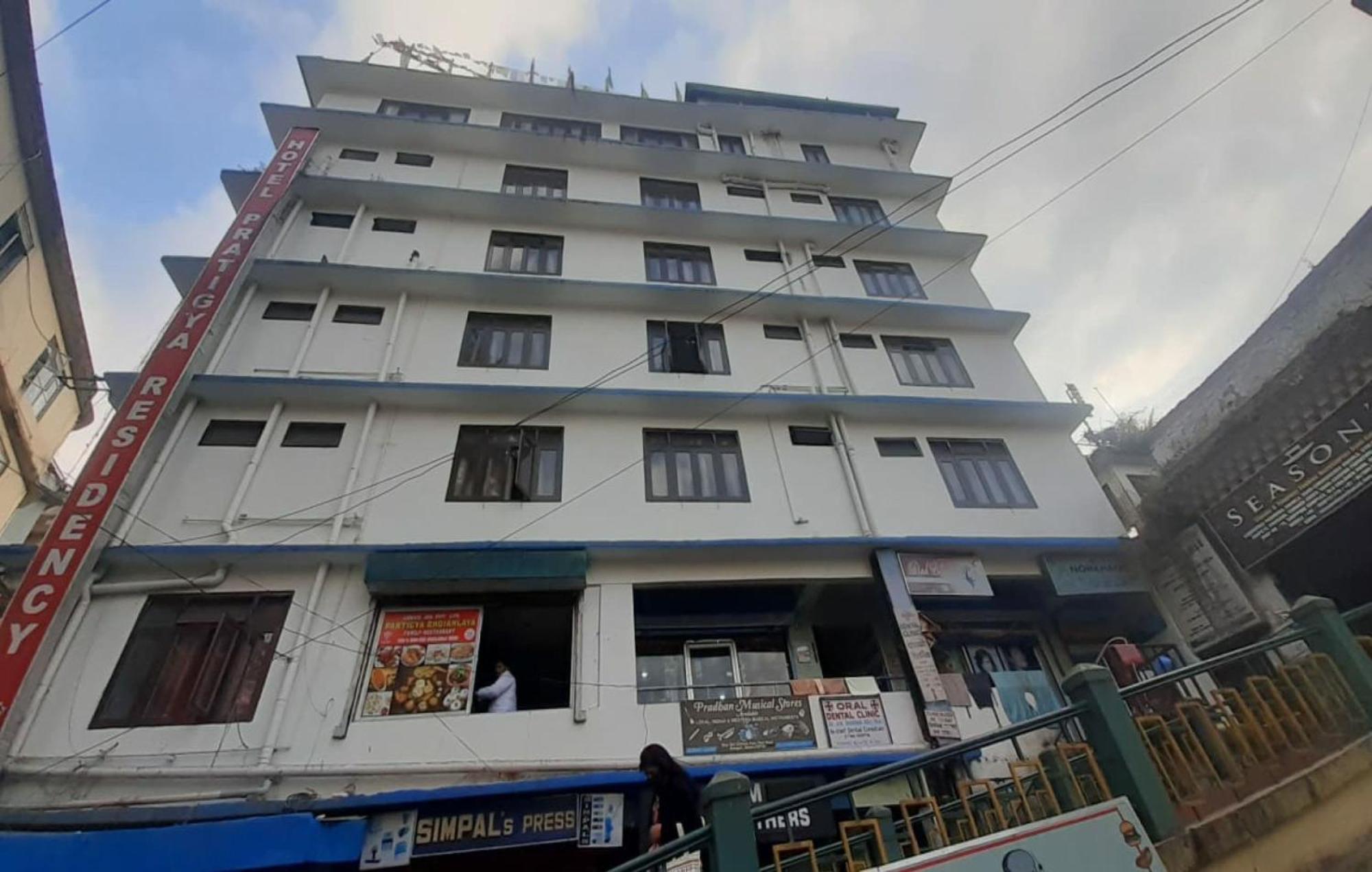 Capital O 8272 Hotel Pratigya Residency ガントク エクステリア 写真